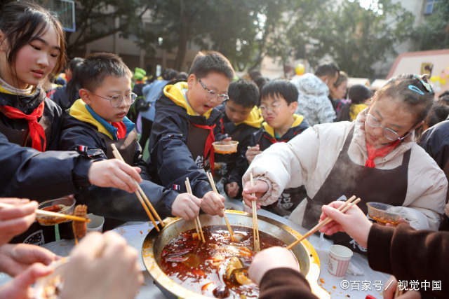重庆永川区上游小学举行校园火锅比赛,学生体验制作火锅的乐趣